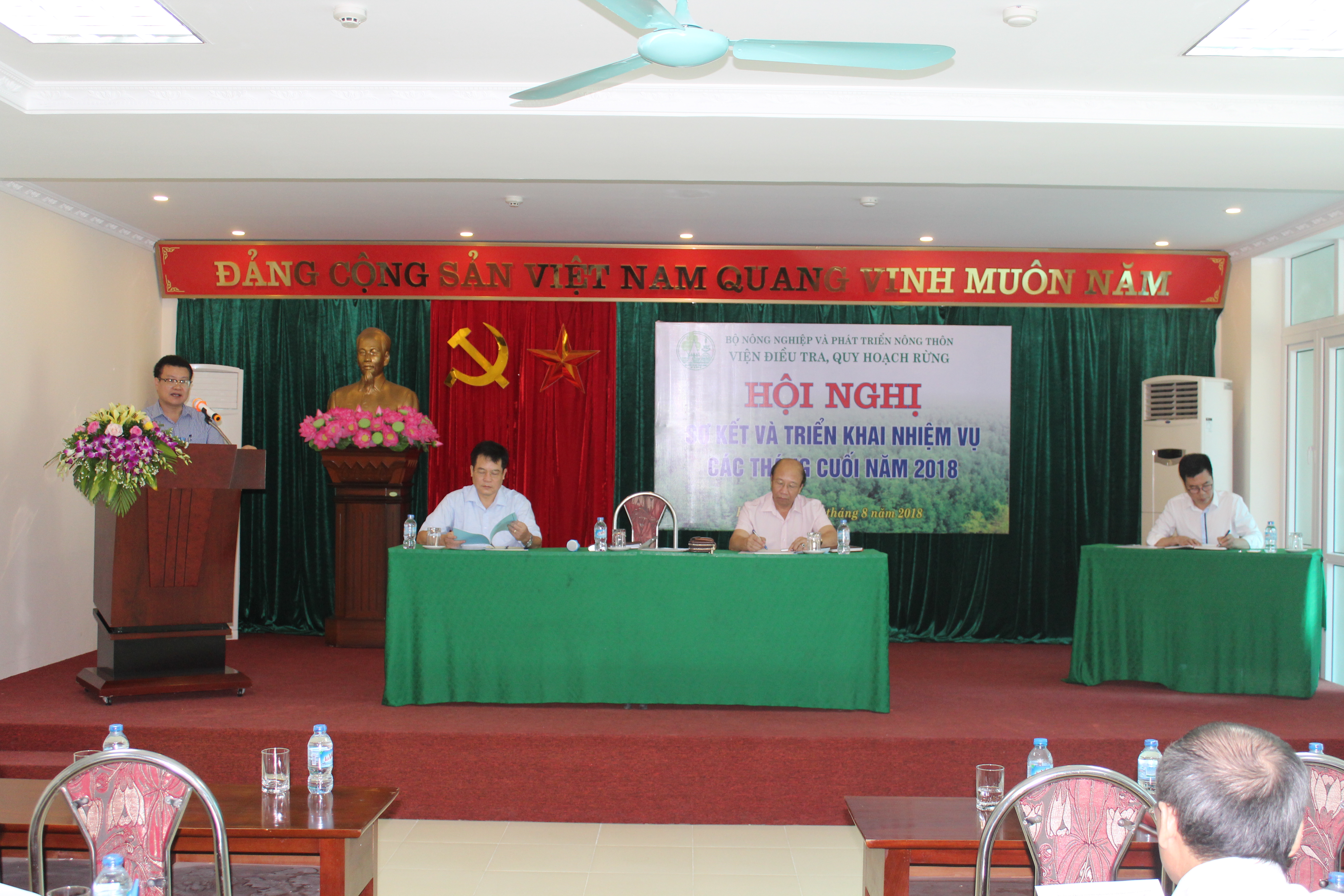 Đồng chí Nguyễn Nghĩa Biên, Bí thư Đảng ủy, Viện trưởng phát biểu chủ trì Hội nghị