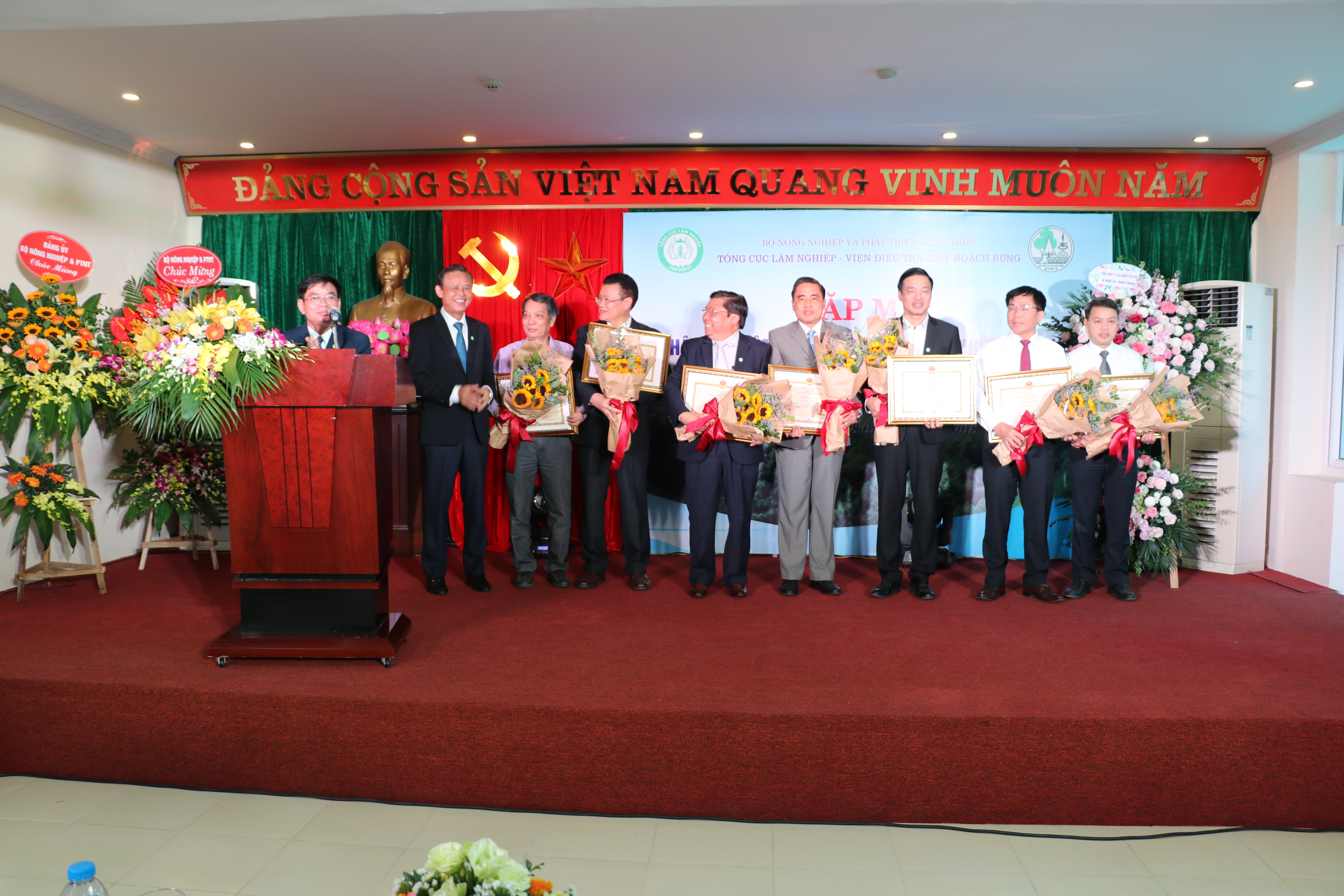 Thứ trưởng Thường trực Bộ NN-PTNT Hà Công Tuấn trao Bằng khen của Chính phủ và Bộ NN-PTNT cho tập thể cá nhân xuất sắc